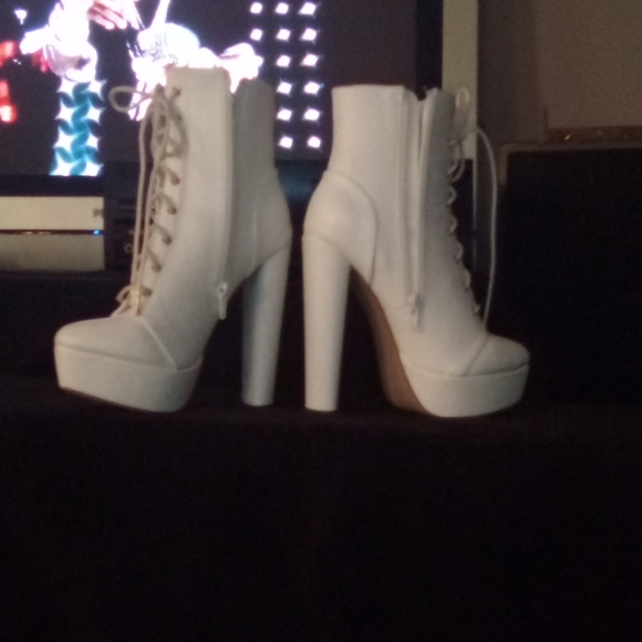 Shoe Dazzle Shoes - White platform ankle boots